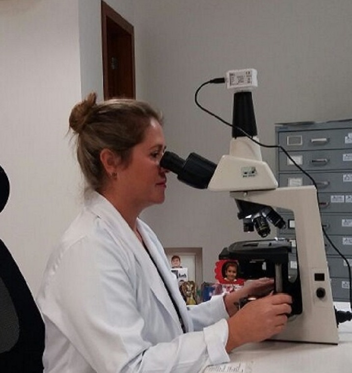 Dra. Karla Patrícia Casemiro no microscópio